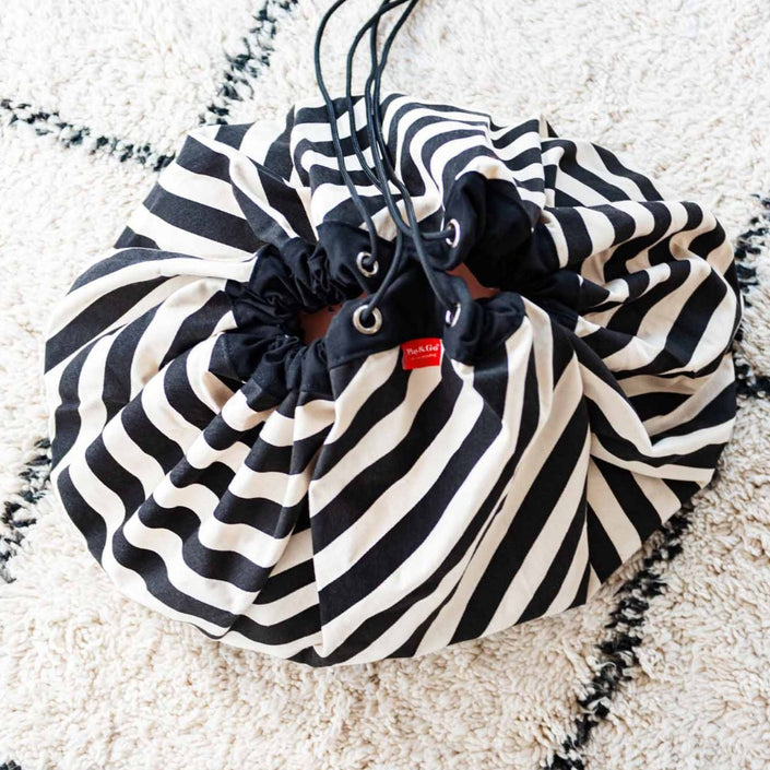 Play & Go opbergzak en speelkleed stripes zwart