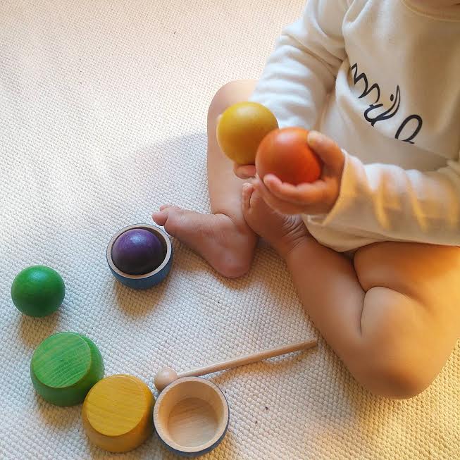 Grapat 12 regenboog bakjes met ballen 18 mnd+