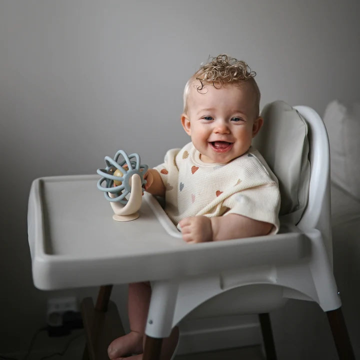 Mushie babyspeeltje spinner bal met zuignap 10 mnd+ kopen