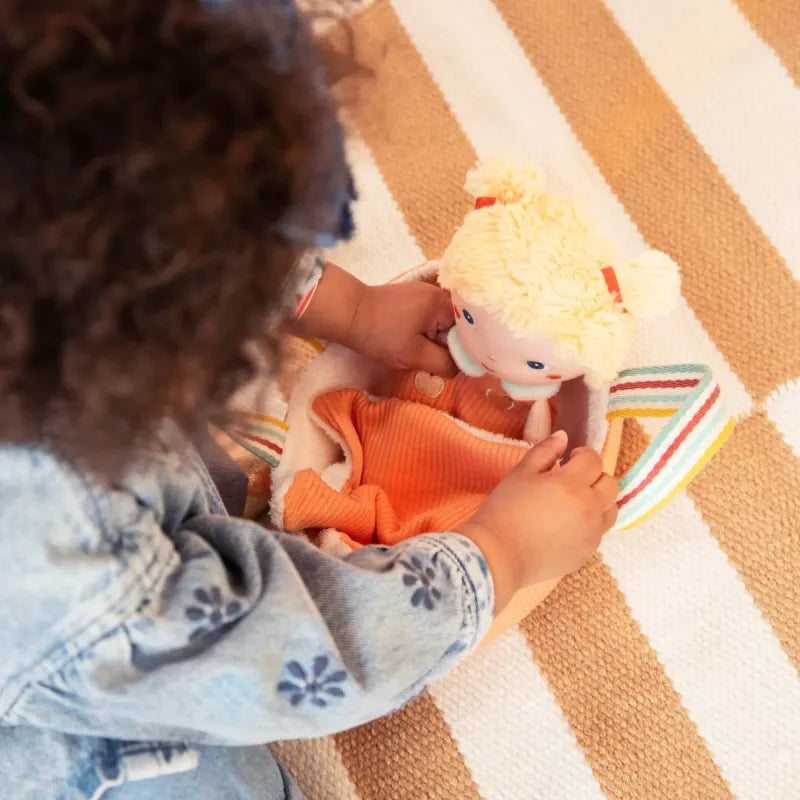 Lilliputiens stoffen pop Mela met poppenmand 1 jr+