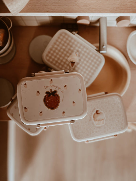 Mrs Ertha lunchbox Flower buds