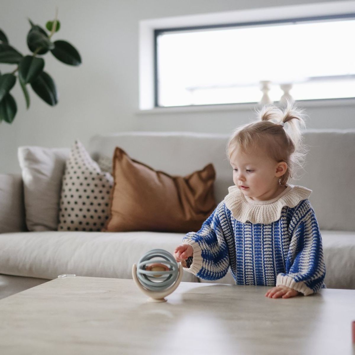 Mushie babyspeeltje spinner bal met zuignap 10 mnd+