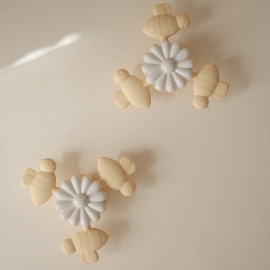 Mushie babyspeeltje spinner bee 10 mnd+ 840355804164