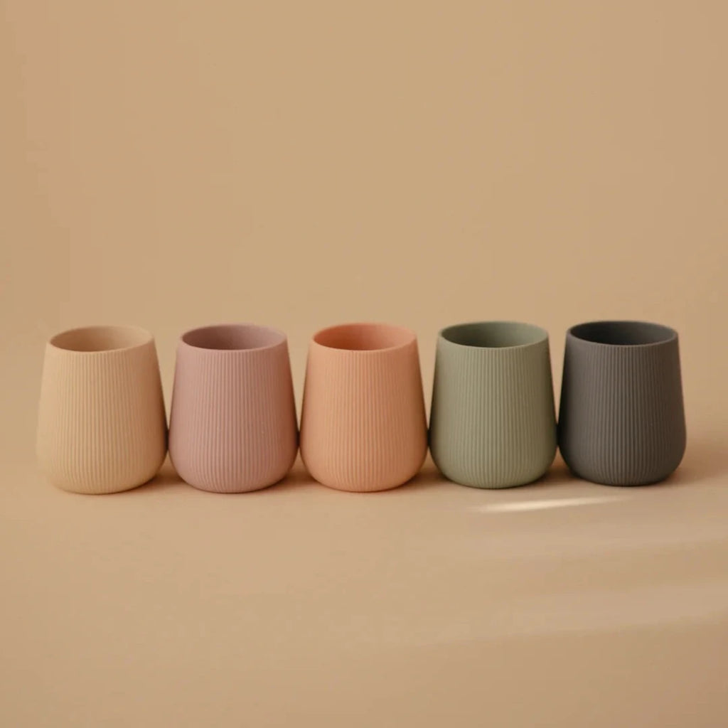 Mushie siliconen oefenbeker blush 6 mnd+ 840355801033