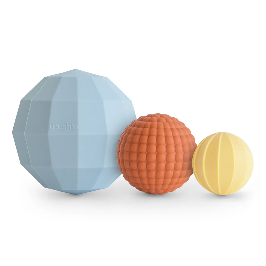 Mushie sensorische ballen powder blue 10 mnd+