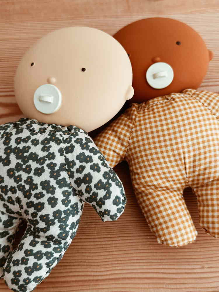 We are gommu mini baby pop soft almond 16 cm 0 mnd+ kopen