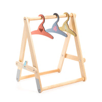 DJECO poppenkledingrek + hangers 3 jr+