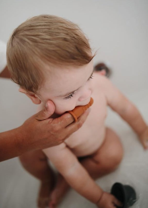 Mushie baby tandenborstel sand blush kopen