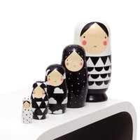 Petit Monkey nesting dolls zwart wit